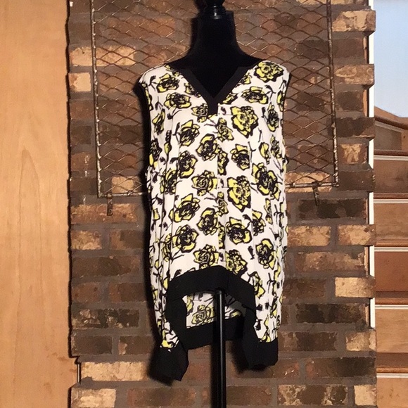 Black Rainn Tops - Black Rainn sleeveless blouse yellow floral pattern black trim XL